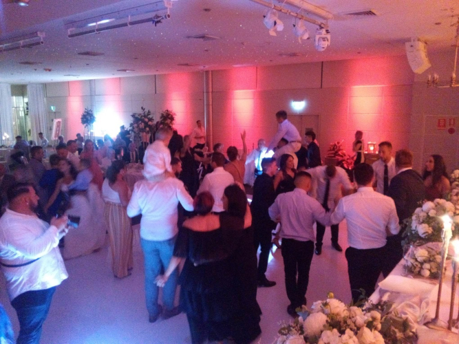 Davertainment Wedding Guests Dancing