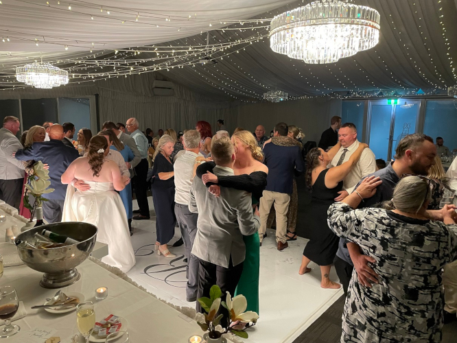Davertainment Wedding Guests Dancing